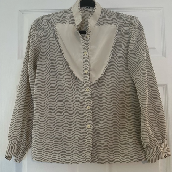 Chic blouse/button down - Picture 2 of 5